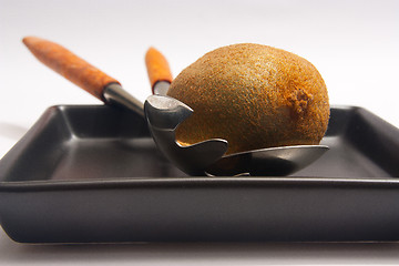 Image showing Kiwi on black plate