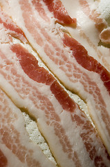 Image showing raw bacon strips on paper towel for microwave