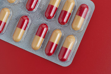 Image showing Red and yellow pills