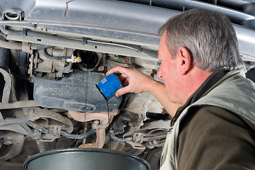 Image showing Changing oil filter