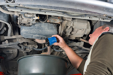 Image showing Changing oil filter