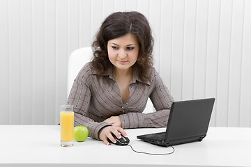 Image showing The business smiling girl with the laptop