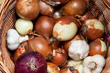 Image showing A pile of bulb onions in a basket