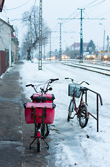 Image showing Old post bicycle with traffic in background