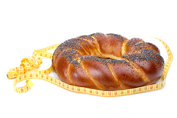 Image showing Ring shaped fancy loaf with poppyseeds and measurement tape