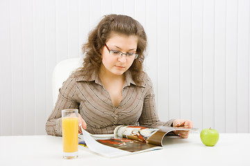 Image showing chubby girl reads a fashion magazine