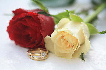 Image showing red rose, white rose and a wedding set