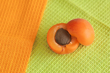 Image showing The ripe apricot lays on towels