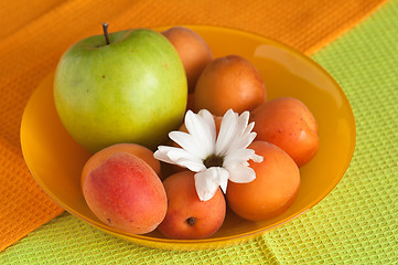 Image showing The ripe apricot and green apple