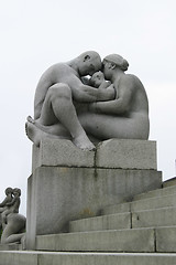 Image showing Couple with Child Sculpture