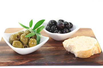Image showing black and green olives