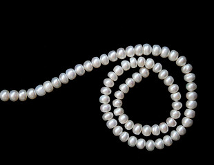 Image showing White pearls on the black velvet