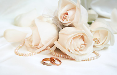 Image showing Wedding rings and roses 