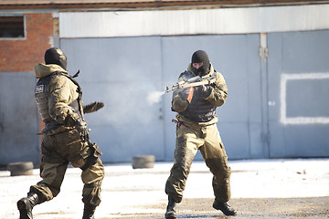 Image showing The military man with the weapon