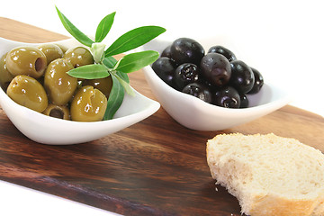 Image showing black and green olives