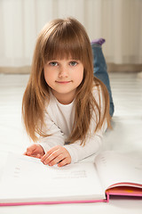 Image showing Girl Reading