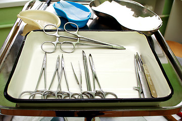 Image showing Surgical instruments in a steel tray