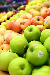 Image showing green and red apples at the farmers market 