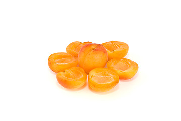 Image showing One whole and six apricot halves lying in form of flower