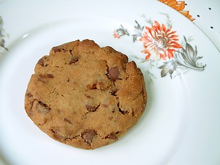 Image showing Chocolate chip cookie on plate