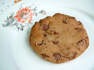 Image showing Chocolate chip cookie on plate