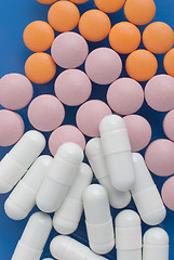 Image showing White, pink and orange pills