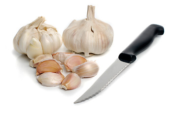 Image showing Two garlic and kitchen knife 