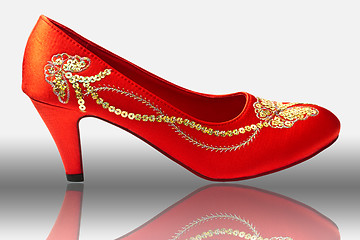 Image showing Chinese embroidered wedding shoes