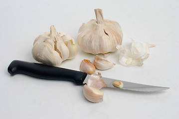 Image showing Two garlic and kitchen knife 