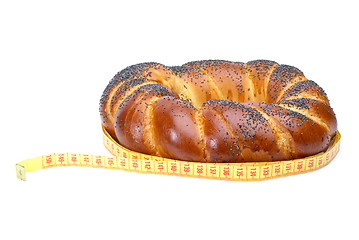 Image showing Ring shaped fancy loaf with poppyseeds and measurement tape