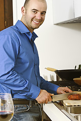 Image showing yougn man in the kitchen