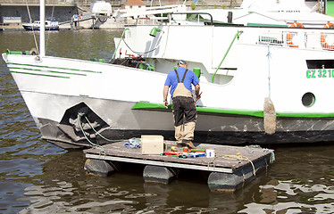 Image showing people to paint the ship