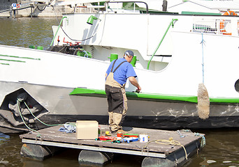 Image showing people to paint the ship