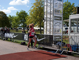 Image showing Phoebe Thomas winning Running4Women 8K