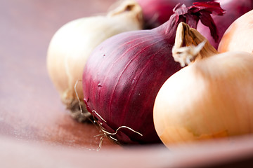 Image showing Red and yellow onions