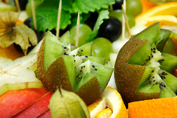 Image showing kivi with other fruits on the background