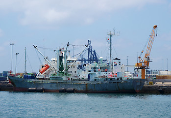 Image showing Boat and lifting-crane