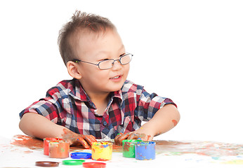 Image showing Little Chinese boy drawing