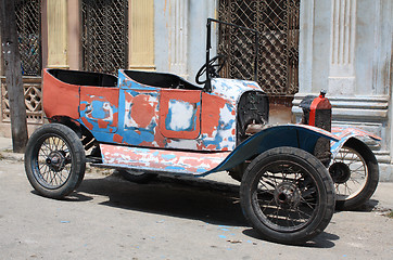 Image showing Tattered vintage car in a street of Havana, Cuba