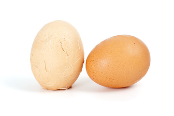 Image showing Whole and cracked eggs