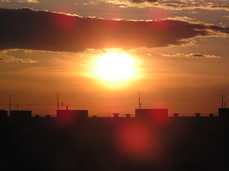 Image showing Sun is going down