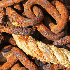 Image showing rope trought rusted chain
