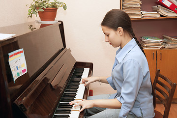 Image showing The girl playing the piano