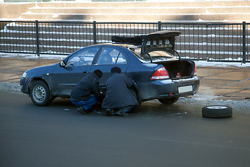 Image showing Replacing the wheels of a car on the road