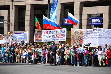 Image showing Crowd waiting for Pope Benedict XVI