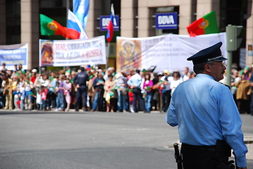 Image showing Crowd waiting for Pope Benedict XVI