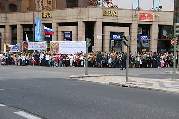 Image showing Crowd waiting for Pope Benedict XVI