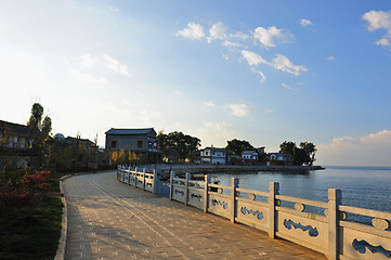 Image showing Sightseeing road by lake