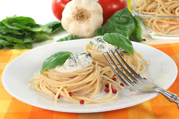 Image showing Spaghetti with cheese and spinach sauce