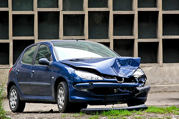 Image showing Crashed blue car